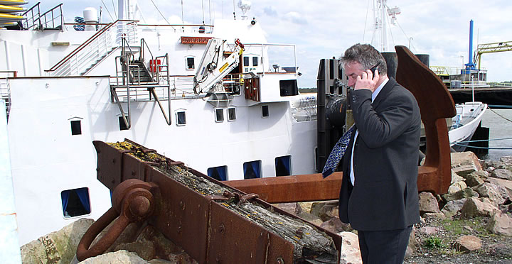 Consignataire de Caen au téléphone