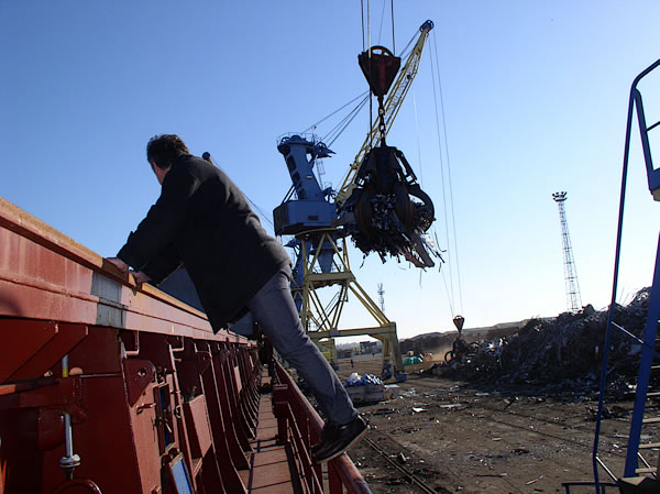 Consignataire vérifiant l'état du chargement d'un cargo, Caen