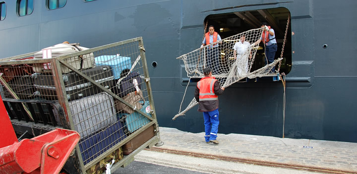 Chargement des valises dans le Queen Mary II