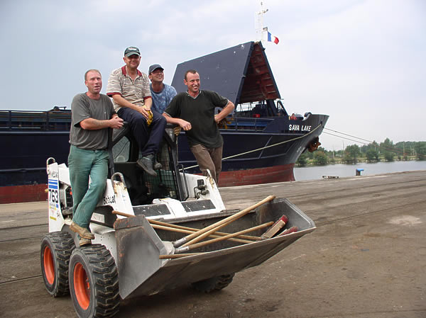 Les quatre derniers dockers du port de Caen en activité