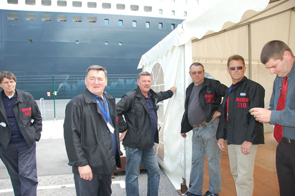 Cinq des neuf dockers en activité sur le port de Cherbourg.