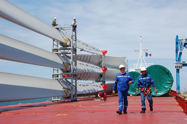 Déchargement d'éoliennes. Cherbourg