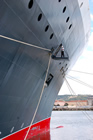 Équipage du Queen Mary II paré à larguer le paquebot, quai de France, Cherbourg
