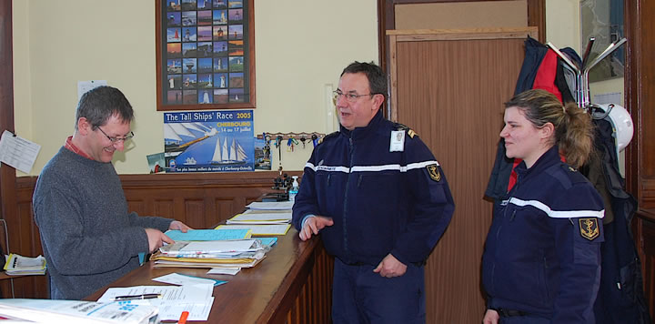 Visite des gendarmes maritimes à l'agence de consignation, Cherbourg